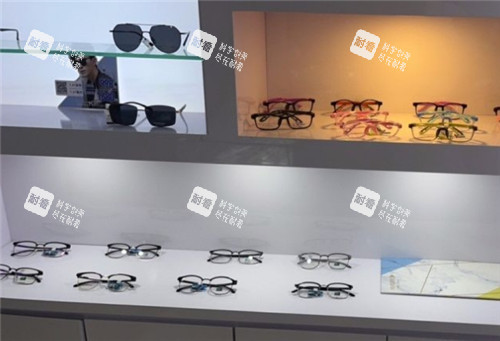 百淼兴眼科眼镜展示区