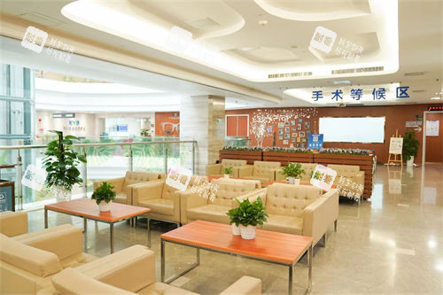 广州爱尔眼科医院候诊区