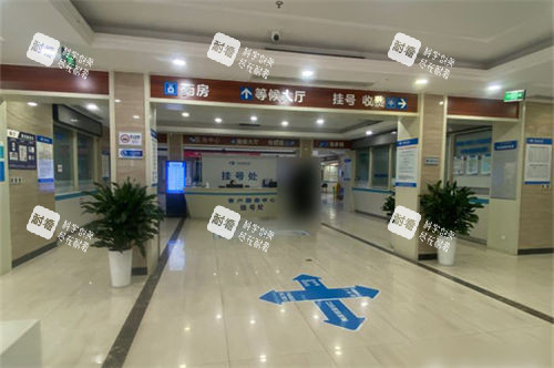 成都华厦眼科大厅挂号处