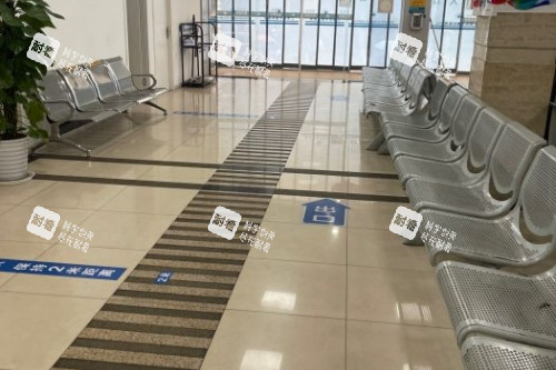 上海和平眼科医院候诊区图片