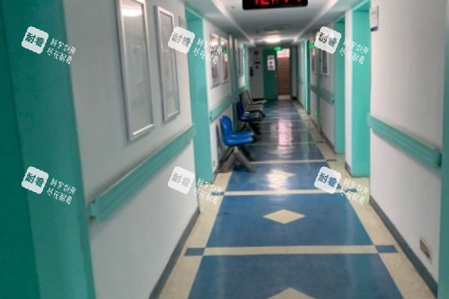 上海和平眼科医院走廊