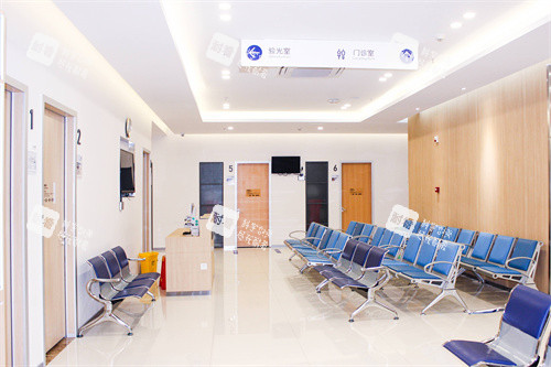 宜春爱尔眼科医院诊区候诊 宜春爱尔眼科医院诊区候诊