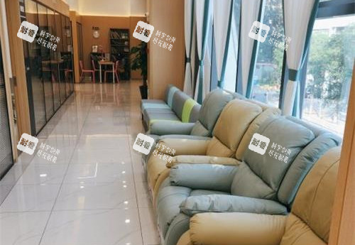 大连何氏眼科医院等候区 大连何氏眼科医院等候区