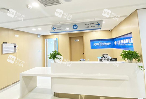 大连华厦眼科外部服务台环境示意图