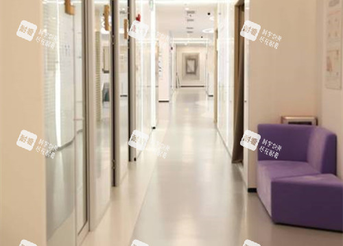 广州视百年眼科内部大厅过道环境