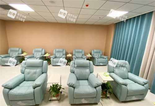咸阳爱尔眼科等候区环境图