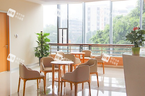 佛山爱尔眼科医院三楼休息区 佛山爱尔眼科医院三楼休息区