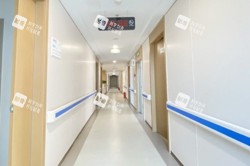 大连华厦眼科医院走廊照