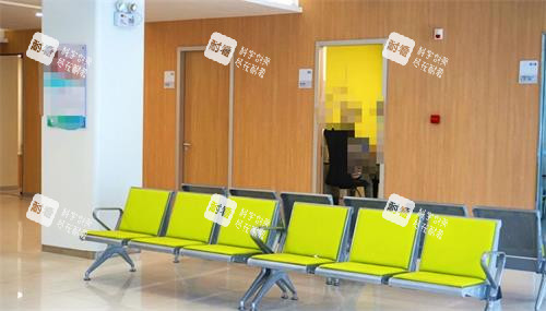 湛江爱尔奥理德眼科医院大厅等候区