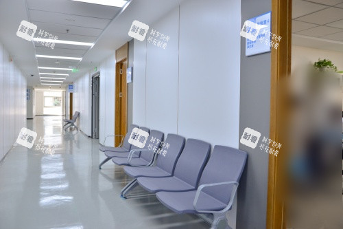 成都普瑞眼科医院候诊区