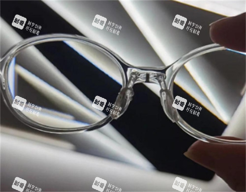 思问子夏离焦眼镜的样子