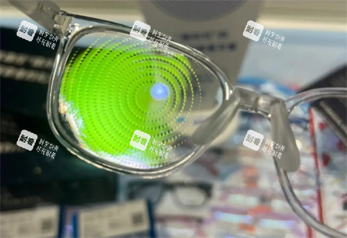 依视路星趣控镜片 依视路星趣控镜片