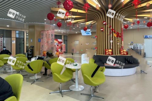 天津普瑞眼科医院候诊区 天津普瑞眼科医院候诊区