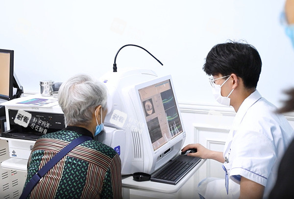 麦迪格眼科老人检查眼睛