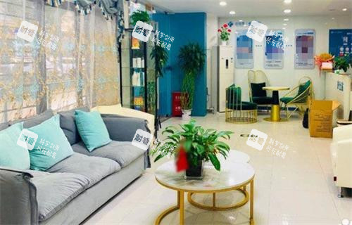 西安青禾初植发医院休息区