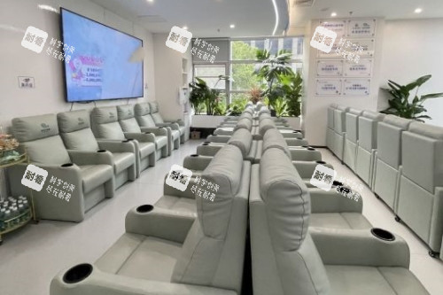 广州视百年眼科医院候诊区