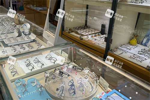 昆明艾维眼科医院配镜区 昆明艾维眼科医院配镜区