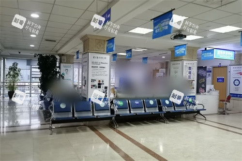 抚顺爱尔眼科医院二楼共享大厅候诊区环境 抚顺爱尔眼科医院二楼共享大厅候诊区环境