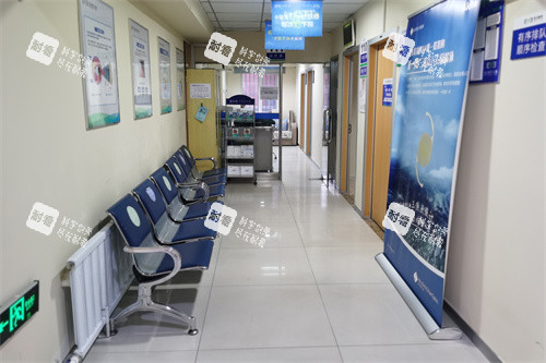 抚顺爱尔眼科医院1楼干眼门诊走廊 抚顺爱尔眼科医院1楼干眼门诊走廊