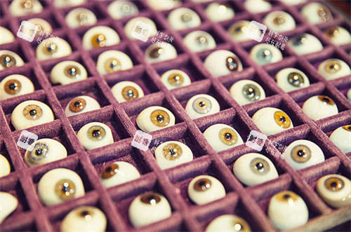 昆明红会医院做义眼手术价格表一览！国产义眼2000元起，进口高端款破万如何选？