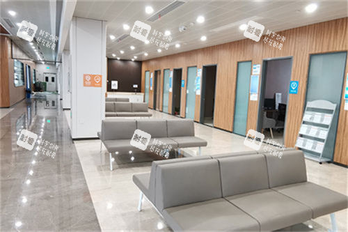 济南普瑞眼科医院候诊区