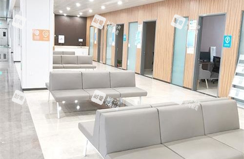 济南普瑞眼科医院大厅等候区
