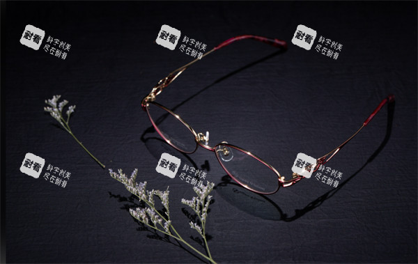 超视立远近两用眼镜是真的吗？揭秘中老年变焦老花镜原理，一副眼镜解决看远看近价格2000起