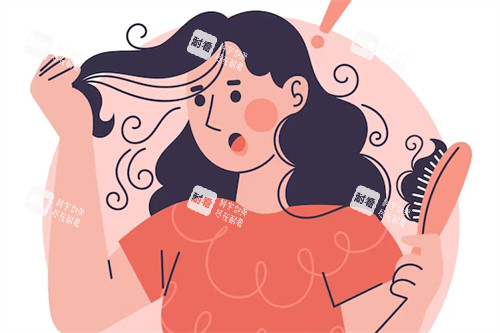 被脱发问题困扰的女人图片 被脱发问题困扰的女人图片