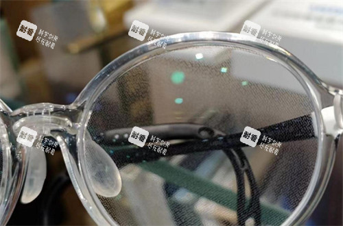 尼康控优点镜片发大看的样子