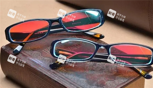 红绿色盲眼镜照片 红绿色盲眼镜照片