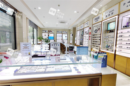 昭通艾维眼科医院配镜区