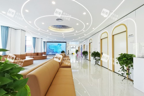 南昌华厦眼科医院候诊区