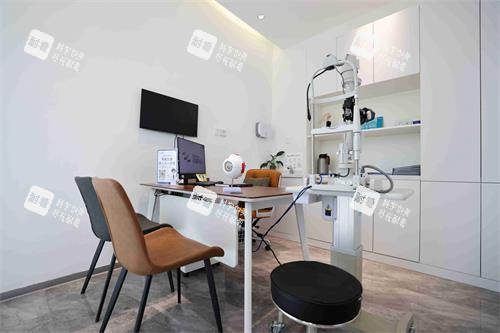 3青岛泽嘉眼科医生治疗区