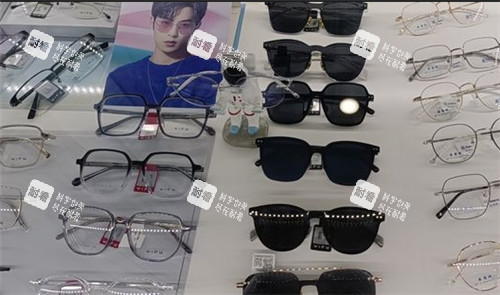 重庆合川爱成眼科眼镜展示区