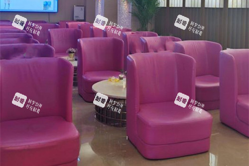 成都华美紫馨整形内部休息等候区一角