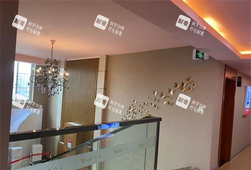 济南艺星整形医院二楼楼梯口