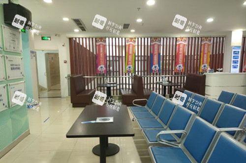 成都华厦眼科大厅等候区环境
