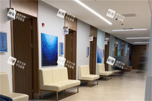 上海医大医院眼科诊疗区走廊