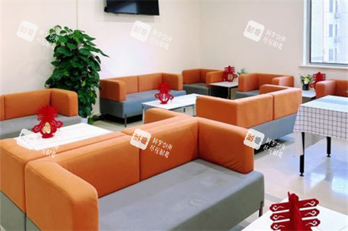 北京爱尔英智眼科医院休息候诊区