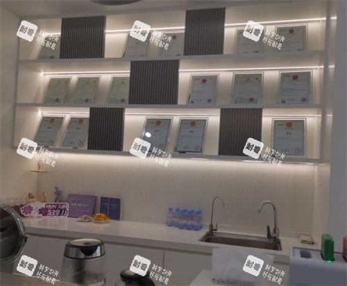 北京三仁整形的荣誉陈列区