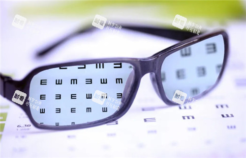 近视眼视力表现图 (2) 近视眼视力表现图 (2)