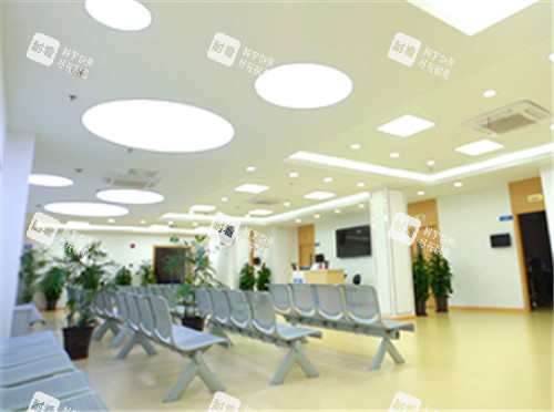 上海和平眼科大厅等待区