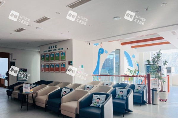 北京至亮眼科医院二楼休息区环境