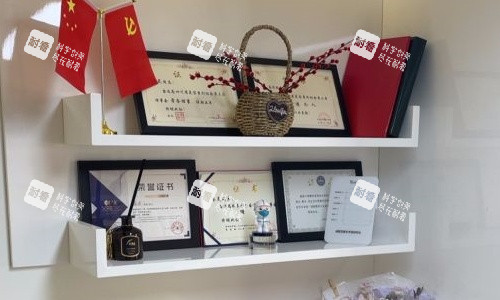 成都艺星整形医院荣誉墙示意图