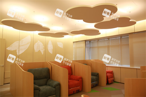 杭州厚重眼镜党逆袭！黑马眼科ICL晶体植入32000元，吴玉伟院长亲自操刀，美得自然