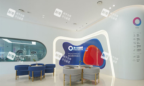 深圳爱尔西柚眼科全透明手术室外等待区