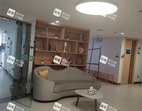 深圳富华整形医院沙发休息区