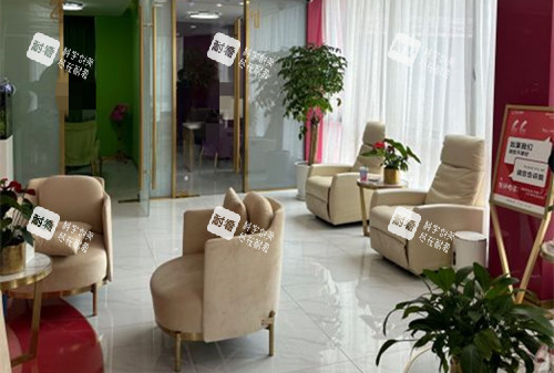 上海联合丽格医疗美容大厅休息等待区一角环境