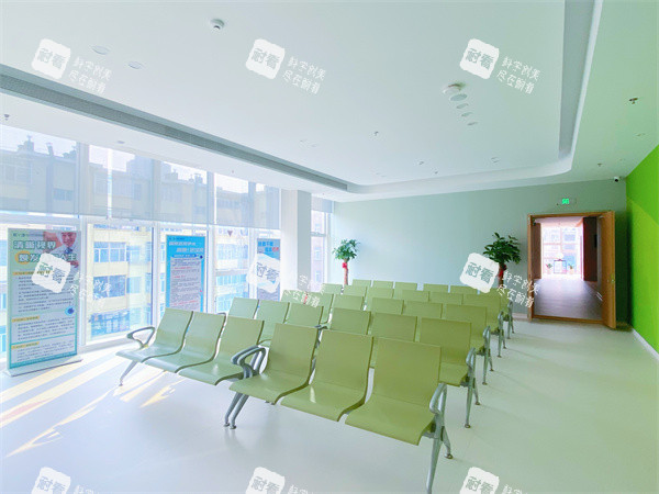 哈尔滨爱尔眼视光医院手术等候区环境图