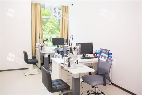 广州视百年眼科门诊医生室